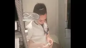 تشغيل وقحة قذرة الأوكرانية ممرضة جبهة مورو تجسست في المرحاض في العمل