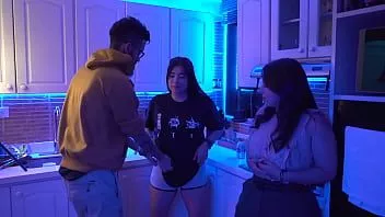 play Deze keuken is zo heet dat Linda haar kleren uit moest doen