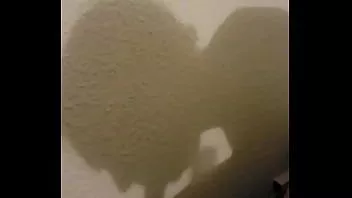 Reproducir Vecino infiel me chupa la polla mientras escucho a joe rogan