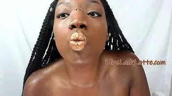 Reproducir Lady latte, quiero darte besos de lápiz labial dorado en papel - fetiche de lápiz labial, fetiche de labios, fetiche de besos, labios de ébano, punto de vista femdom