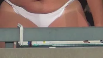 Reproducir Caliente madura está tomando el sol en el balcón