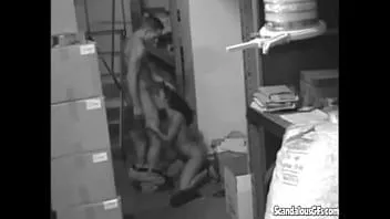 Putar Cewek seksi seksi mengisap dan meniduri vaginanya di ruang stok
