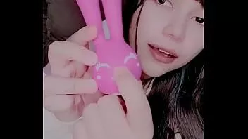 play 元気な娘がパパからプレゼントをもらいました！それは...かわいいバニーですか？