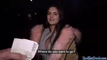 Afspelen Roundass euro student krijgt gebogen en geeft pijpbeurt voor geld