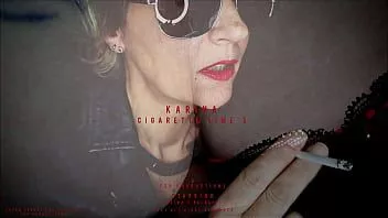 Riproduci Karina ha abbassato i pantaloni dei jeans per fumare la sua sigaretta nuda - splendida figa e culo