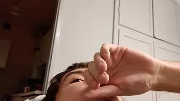 Afspelen Grote geschoren lul komt klaar met veel voorvocht en eet het op