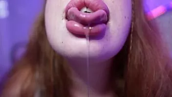 Abspielen Gesichtsshow mit Yola Flimes, die lutscht und neckt
