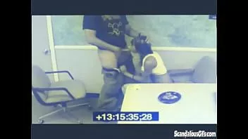 Abspielen Schwarzes Babe bläst einen Schwanz im Büro, gefilmt vor der Kamera