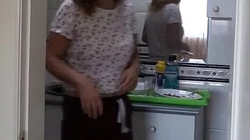 Abspielen Ich liebe es zu masturbieren und dabei zuzusehen, wie mein Stiefsohn vor meinen Augen wichst und abspritzt