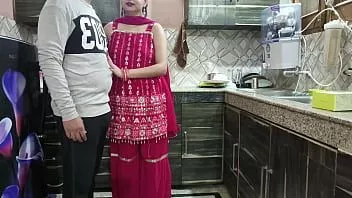 Reproducir Desisaarabhabhi - la traviesa saara bhabhi le enseña a follar a la adolescente virgen devar y devar follándola tan fuerte que eyaculó mientras folla en la cocina