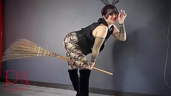 Reproducir Bruja de Halloween 2021 con un traje sexy negro. conejita playboy negra. regina noir 2