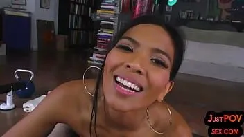 play Pov asiatique pipe aimant beauté foré en gros plan pov