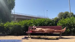 播放 顽皮的遭遇：西班牙裔色情明星在巴塞罗那公园的长椅上赤身裸体