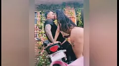 Riproduci Calda amatoriale riceve un trattamento anale e facciale hardcore dopo aver aiutato con la moto