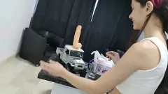 Abspielen Ferngesteuerter Autofick: Meine Stiefschwester wird wütend, als ich ihr einen Dildo und eine schmutzige Nachricht schicke, aber am Ende reitet sie mich