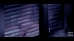 Riproduci Marito cornuto sorprende l'incontro a luci rosse della moglie traditrice con uno sconosciuto dotato