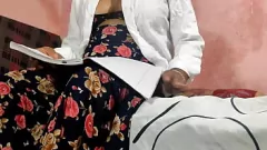 Reproducir Profesora india cachonda le da a un estudiante una cogida anal dura en el aula