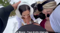 play Snowy ThreeSome: Blonde & Brunette Amateur GFS Zuigen pik en krijg gezichtscumshot