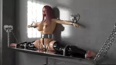 Reproducir Hardcore 3D Metal Bondage Fetish: Nuevo juego porno con tetas maduras y grandes