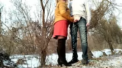 Abspielen Curvy Milf Elena gibt öffentlichen Blowjob, während Ehemann Filme