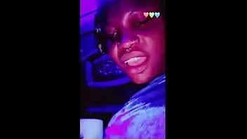 再生 ガーナ人男性が携帯電話からポルノビデオを見てアニタウェットプッシーを濡らす